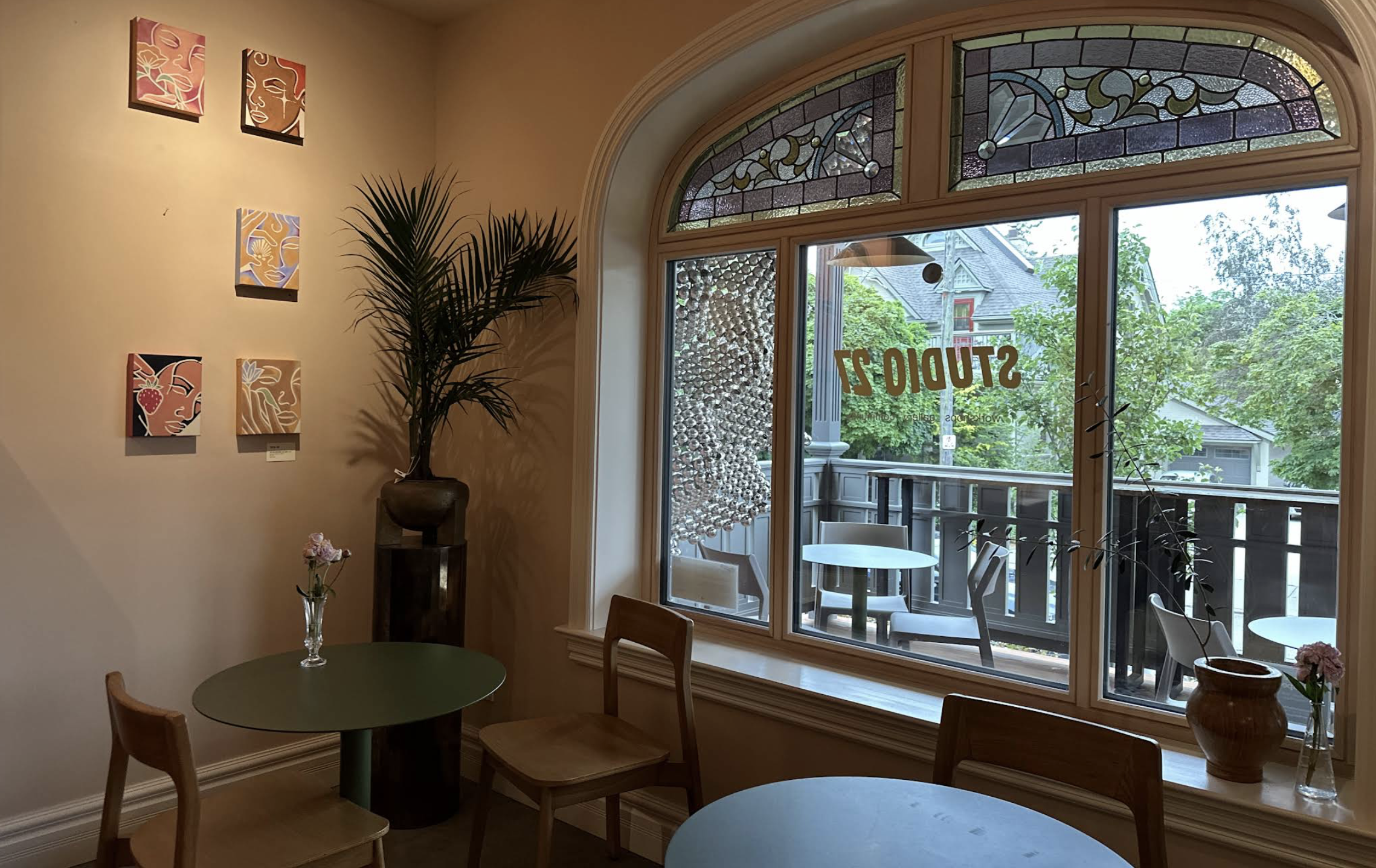 Holly's Neighbourhood Cafe & Bar photo 1